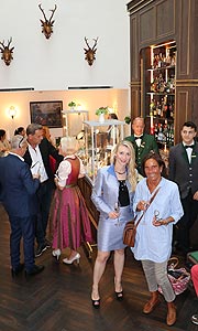  Schmuckdesignerin Nathalie Knauf mit vielen Gästen in der schmucken Umgebung der Bar Goldener Hirsch(©Foto: Martin Schmitz)